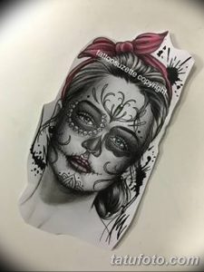 Черно-белый эскиз татуировки Санта Муэрта с красной повязкой на голове. Детализированный рисунок с выразительным взглядом и узорами на лице.