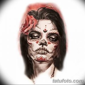 Черно-серый эскиз татуировки с изображением женского лица, стилизованного под череп, украшенного розой, символизирующей красоту и любовь.