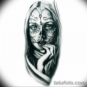 Черно-серый эскиз татуировки с изображением женского лица, стилизованного под череп, с волнами и узорами, символизирующими течение жизни.