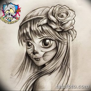 Эскиз татуировки с изображением девочки в стиле сахарного черепа (calavera) с большими глазами и розой в волосах. Подходит для любителей ярких и необычных рисунков.