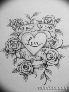 Фото тату сердца, окруженного розами, с надписью "Fill your life with Love". Красивый и вдохновляющий рисунок татуировки для девушек.