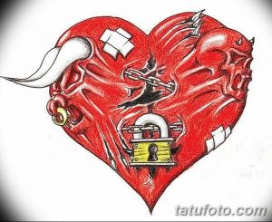 Яркая татуировка с изображением разбитого сердца, украшенного черепом, цепями и замком. Символизирует боль, потерю и освобождение.