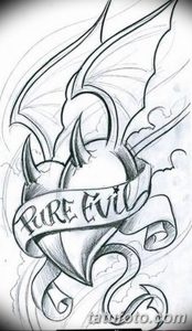 Фото тату сердца с крыльями летучей мыши и надписью "Pure Evil". Мрачный и готический эскиз татуировки.