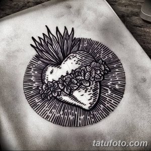 Черно-белый эскиз татуировки с сердцем, окруженным колючками и увенчанным шипами. Символический рисунок, отражающий защиту и страдание.