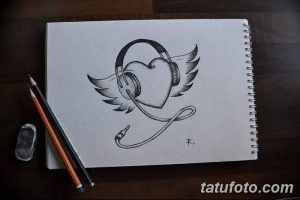 Эскиз татуировки в виде сердца с наушниками и крыльями. Символ любви к музыке, свободы и вдохновения.