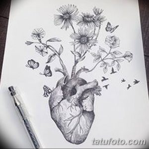 Фото тату: реалистичное сердце, из которого растут цветы и вылетают птицы, выполненное в черно-белой графике, символизирующее свободу и любовь.