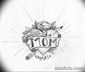 Эскиз татуировки сердца, украшенного розой и лентой с надписью 'Proud Sponsor of Mom'. Черно-белый рисунок с нежным и трогательным дизайном.