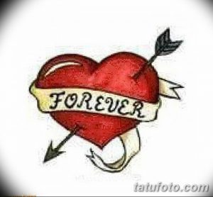 Фото татуировки красного сердца, пронзенного стрелой, с надписью 'FOREVER'. Традиционный стиль татуировки с яркими цветами.