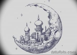 Фото тату: Эскиз татуировки, изображающий сказочный город, расположенный на полумесяце, выполненный в детальной графической манере.