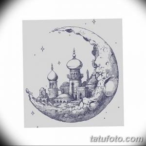 Фото тату эскиза с изображением сказочного города, расположенного внутри полумесяца. Детализированный рисунок с куполами и башнями, выполненный в серо-черных тонах.