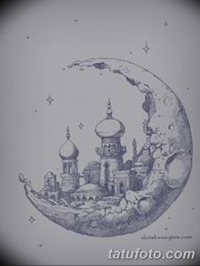 Фото тату с изображением старинного города, расположенного на полумесяце. Детализированный рисунок в стиле гравюры.