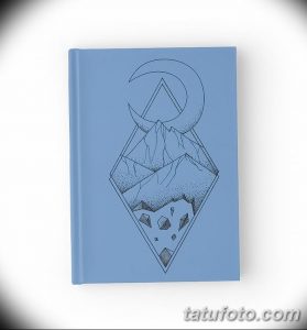 Минималистичная татуировка в стиле line art: полумесяц над горными вершинами. Черно-белый рисунок татуировки для любителей природы и минимализма.