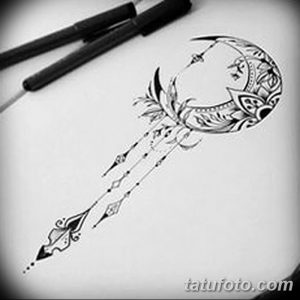 Черно-белый эскиз татуировки полумесяца, пронзенного стрелой. Символизирует стремление к цели, направление и мечты.