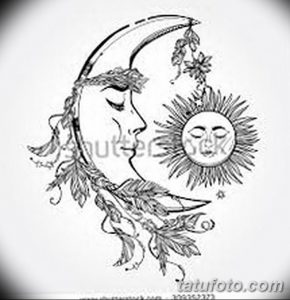 Черно-белое фото тату с изображением солнца и луны, расположенных рядом друг с другом. Детализированный рисунок с растительными элементами.
