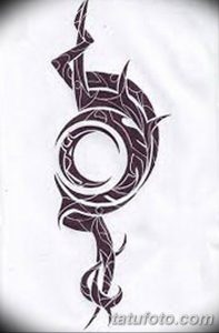 Черный эскиз татуировки в стиле трайбл. Изображение состоит из абстрактных узоров и геометрических фигур, создающих динамичный и мощный эффект.