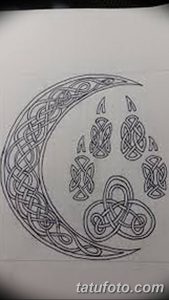 Фото тату в кельтском стиле, изображающее полумесяц и волчью лапу, выполненные сложным узором из переплетающихся линий. Оригинальный и символичный рисунок татуировки.
