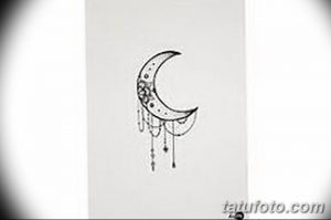 Эскиз татуировки с изображением полумесяца, украшенного тонкими линиями и капельками. Минималистичный и элегантный дизайн.