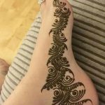 Фото мехенди на стопе. Сложные узоры и растительные мотивы украшают верхнюю часть стопы.