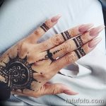 Фото тату хной на руке, черный цвет, геометрический дизайн, полоски и точки, минимализм, украшение для рук, идеи для тату хной.