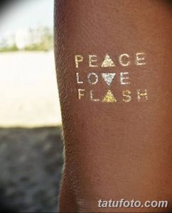 Фото тату мехенди на руке, с надписью "PEACE LOVE FLASH" выполненной серебряной хной. Рисунок выполнен на фоне кожи.