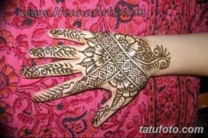Фото тату хной на руке, сочетающее геометрические узоры и цветочные элементы. Идеально для тех, кто ищет идеи для мехенди.