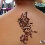 Фото тату хной на спине, изображающее изящную фею с крыльями. Идеально для любителей сказочных мотивов и нежных рисунков.