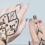 Фото тату хной на руках с геометрическими узорами и золотыми акцентами. Идеально для создания роскошного и стильного образа.