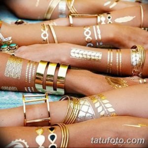 Фото тату хной в сочетании с золотыми браслетами на руках. Идеально для создания богемного и стильного образа.
