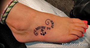 Фото тату на стопе: якорь с надписью "I REFUSE TO SINK", выполненные в черном цвете.