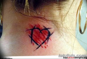 Фото тату: сердце, пронзенное шипами, выполненное в технике акварели на шее. Идеальный эскиз тату для тех, кто пережил любовную боль.