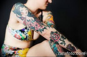 Фото тату: татуировка на руке, стиль олд скул, яркие цвета, портрет девушки, цветы, традиционный стиль.