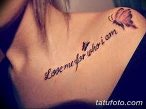 Фото тату на ключице с изображением бабочки и надписи 'Love me for who I am'. Нежная и мотивирующая татуировка.