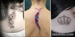 Фото тату: коллаж из трех татуировок на затылке: цветочный узор, перо в акварельном стиле и маленькая корона. Разнообразные рисунки татуировок.
