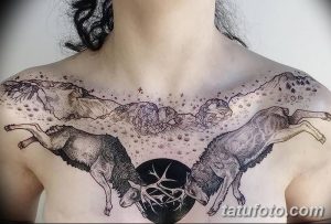 Фото тату: черно-белая татуировка с изображением двух оленей на фоне горного пейзажа, выполненная в стиле дотворк на груди. Детализированный рисунок с использованием точек.