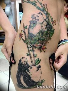 Фото татуировки с изображением двух панд, карабкающихся по стеблям бамбука. Яркие цвета и реалистичные детали делают этот рисунок привлекательным и милым.