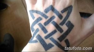 Фото тату: черно-белый кельтский узел на запястье, выполненный в простом и элегантном стиле.