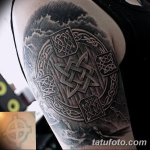 Фото тату кельтского узла с четырьмя щитами, выполненного в технике blackwork на плече. Детализированный рисунок татуировки с использованием теней.