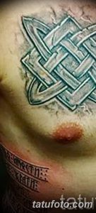 Фото татуировки кельтского узла на груди мужчины. Рисунок выполнен в серо-черной гамме, с детализированными линиями и сложным орнаментом.