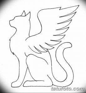 Простой эскиз татуировки кошки с крыльями, выполненный тонкими линиями. Изображение выглядит минималистично и элегантно.
