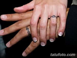 Фото тату: Парные татуировки в виде кельтских узлов на пальцах. Черно-белый рисунок, геометрический орнамент, символика.