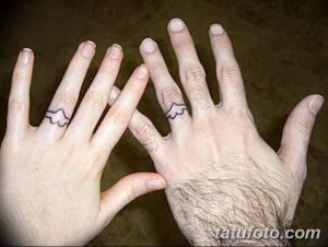 Фото парных тату на пальцах: тонкие линии, изображающие облака. Минималистичный и романтичный дизайн, символизирующий мечты и свободу.