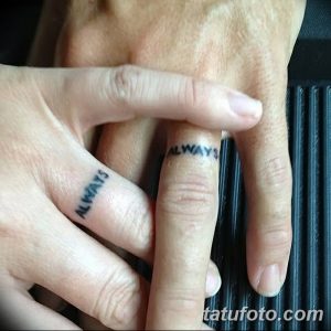 Фото парных тату на пальцах: надпись 'ALWAYS' черным цветом. Простой, но значимый символ вечной любви и преданности.