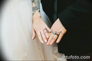 Фото парных татуировок в виде маленьких сердец на безымянных пальцах. Черные контуры на светлой коже, символизирующие вечную любовь и преданность.
