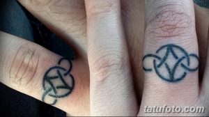 Фото парных татуировок на пальцах. Черные кельтские узлы, выполненные в минималистичном стиле, символизируют бесконечную связь между двумя людьми.