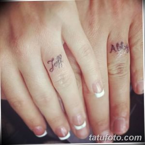 Фото парных тату с написанными именами 'Jeff' и 'Abby' на пальцах. Черно-белый рисунок татуировки, выполненный в каллиграфическом стиле.