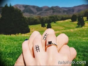 Фото парных тату с изображением символа '#' на пальцах. Черно-белый рисунок татуировки, символизирующий хэштег и социальные сети.