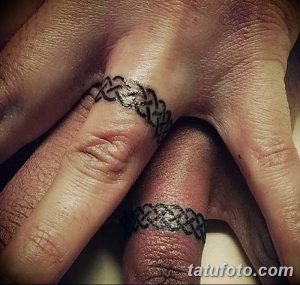 Фото тату: татуировка кельтский узел на пальце, черная тату, эскиз тату, минимализм, тату на пальце.
