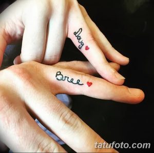 Фото тату: Две руки с парными татуировками на пальцах: имена 'Doug' и 'Bree' с маленькими сердечками рядом.