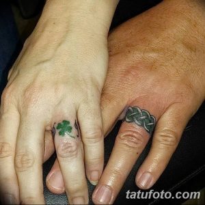Фото парных тату: татуировка клевера на одном пальце и кельтского узла на другом. Идеальный эскиз тату для пары, ценящей традиции.