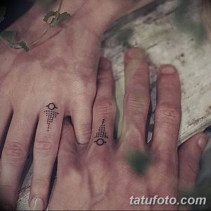 Фото парных татуировок с абстрактными геометрическими символами на пальцах. Современный и стильный дизайн.